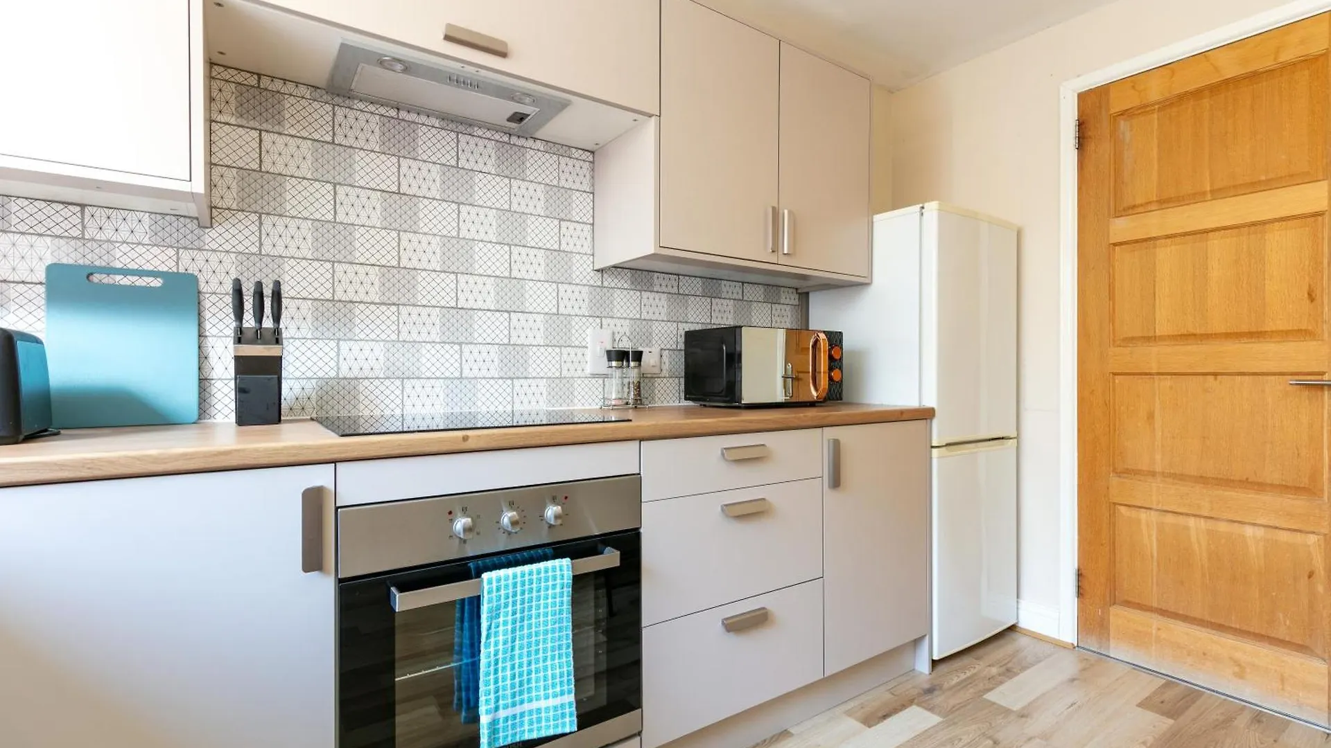 Welcome To Belfast: Your Gateway To Unforgettable Memories! Spacious 3 Bedroom, Family Home.