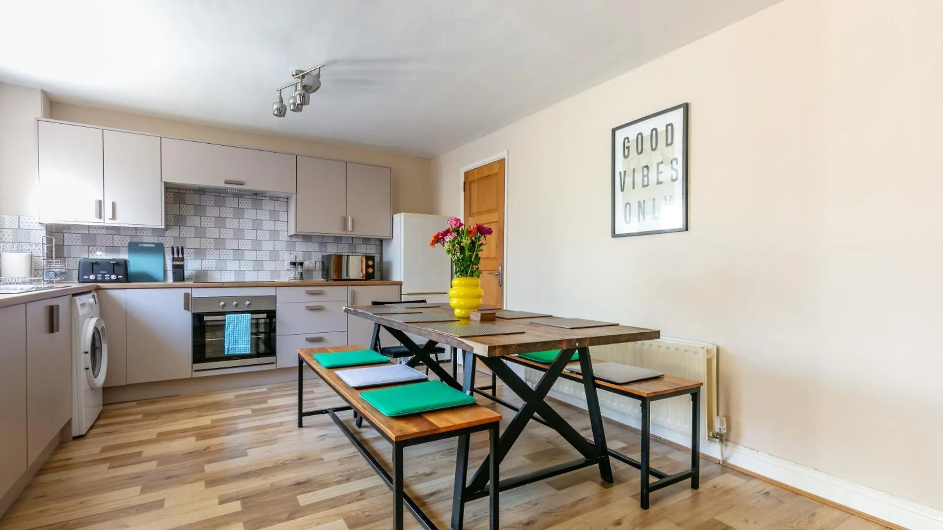 Welcome To Belfast: Your Gateway To Unforgettable Memories! Spacious 3 Bedroom, Family Home.