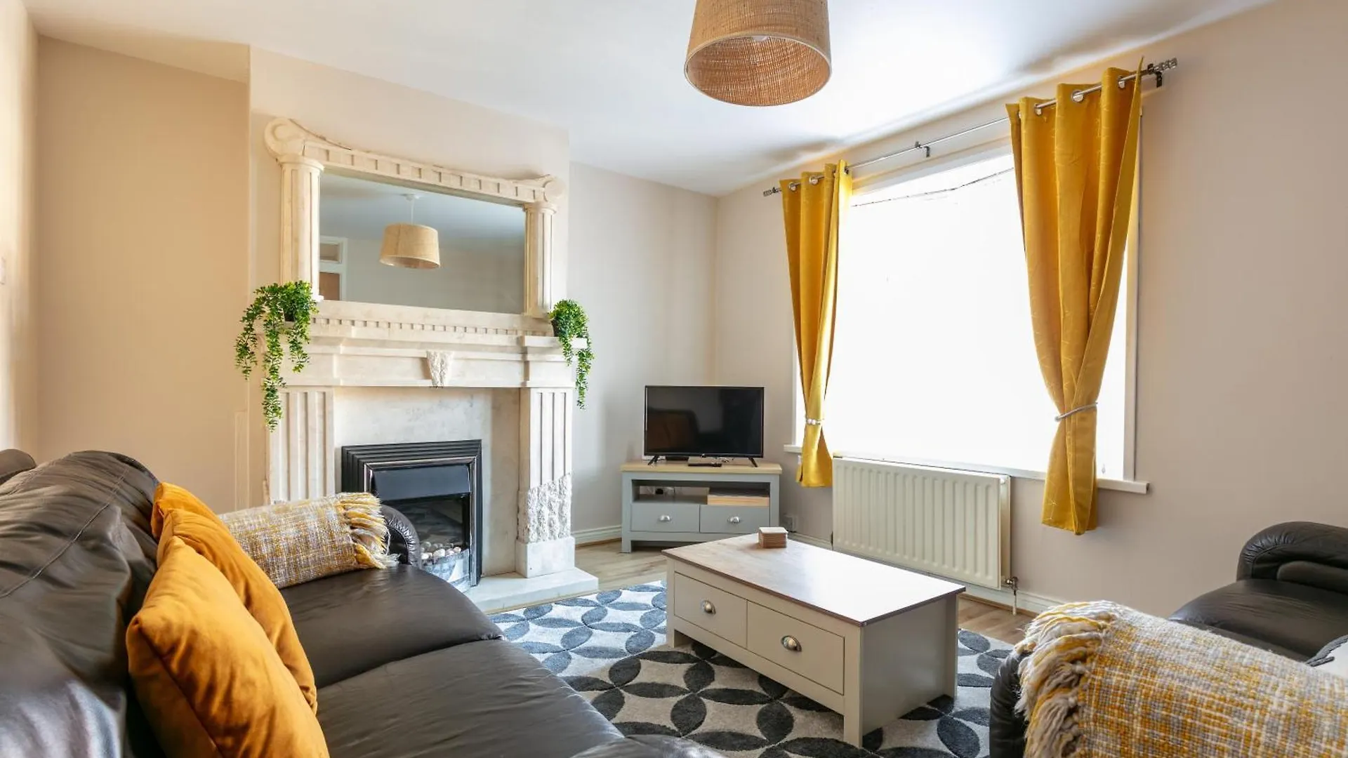 Welcome To Belfast: Your Gateway To Unforgettable Memories! Spacious 3 Bedroom, Family Home. Belfast